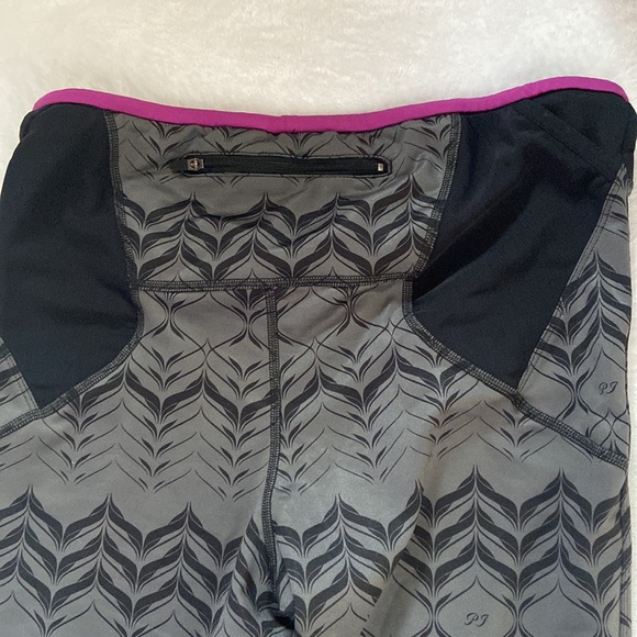 Pearl Izumi Size XL Gray & Black Capri Leggings Purple Trim Back Zip Pocket - Picture 8 of 15